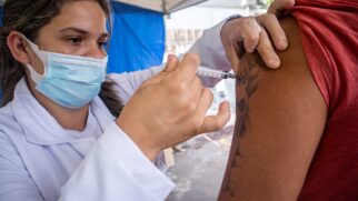 Ministério da Saúde informou que monitora o cenário de novas variantes no país e reforçou a vacinação como principal meio de proteção contra a doença