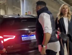 Momento em que o ex-jogador Ronaldo Fenômeno tira uma pessoa do porta-malas do seu carro