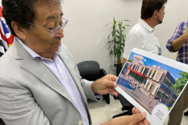 Prefeito Aprígio (Podemos) com o croqui do novo prédio da prefeitura