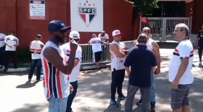Jogadores, diretores e membros da comissão técnica do São Paulo receberam nesta segunda-feira, 3, um grupo de torcedores de uma organizada no CT da Barra Funda.