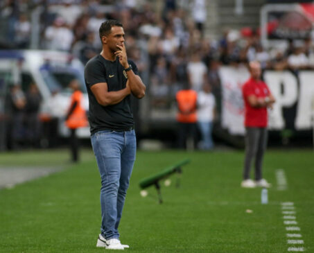 Fernando Lázaro está pressionado no cargo de treinador do Corinthians