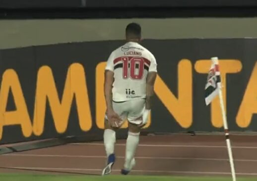 Luciano, do São Paulo, celebra seu gol contra o América-MG