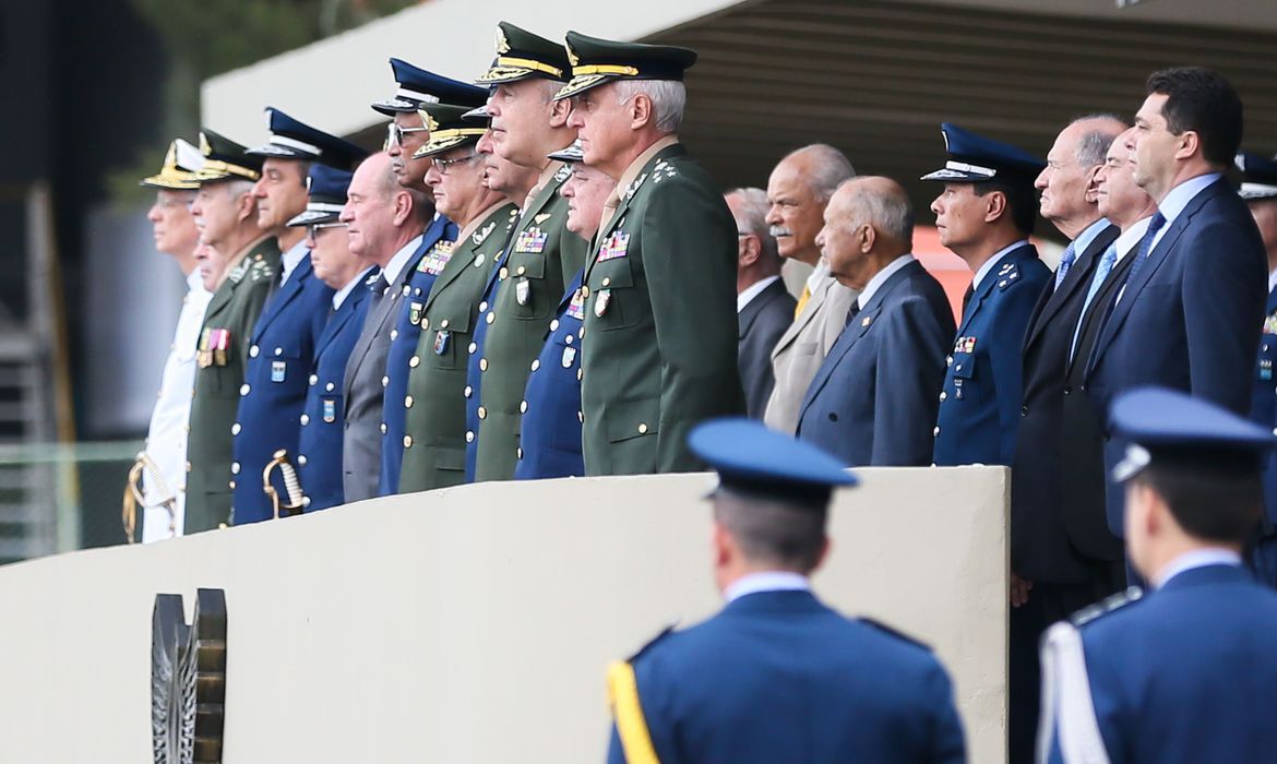 Além de militares da reserva, também foram contratados servidores aposentados