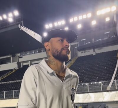 Neymar, durante a visita à Vila Belmiro