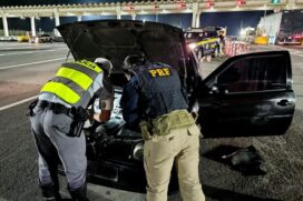 Ao conferir os sinais identificadores, como chassi e motor, os policiais constataram que a numeração original foi remarcada com os dados de outro veiculo semelhante