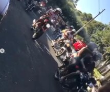 Um motoboy foi alvo de ofensas racistas de duas jovens que, após a entrega de uma encomenda, publicaram um vídeo nas redes sociais atacando o entregador