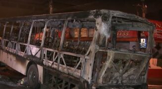 Ônibus incendiado na Grande SP
