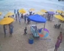 Ressaca surpreendeu diversos banhistas e comerciantes