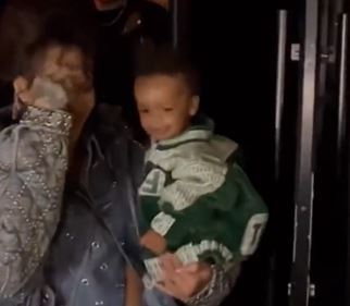 Rihanna aparece com seu filho em saída de restaurante.