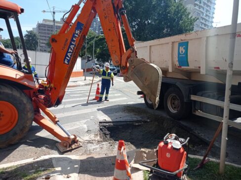 Técnicos da Sabesp trabalham na rua Apiacás, em Perdizes