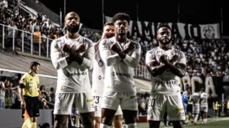 Eduardo Bauermann, do Santos, comemora seu gol com Messias e Mendoza no jogo contra o América-MG, pelo Brasileirão