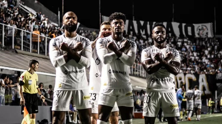 Eduardo Bauermann, do Santos, comemora seu gol com Messias e Mendoza no jogo contra o América-MG, pelo Brasileirão