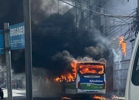 Um homem de 39 anos ateou fogo em um ônibus no bairro Jardim 25 de Agosto, em Duque de Caxias (RJ), e feriu quatro pessoas, além de queimar 50% do próprio corpo na manhã desta quarta (5)