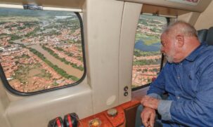 Presidente Lula sobrevoando as áreas atingidas pelas fortes chuvas na região do Maranhão