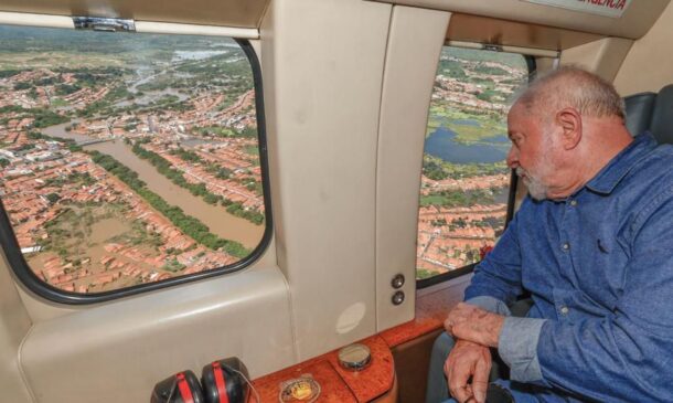 Presidente Lula sobrevoando as áreas atingidas pelas fortes chuvas na região do Maranhão