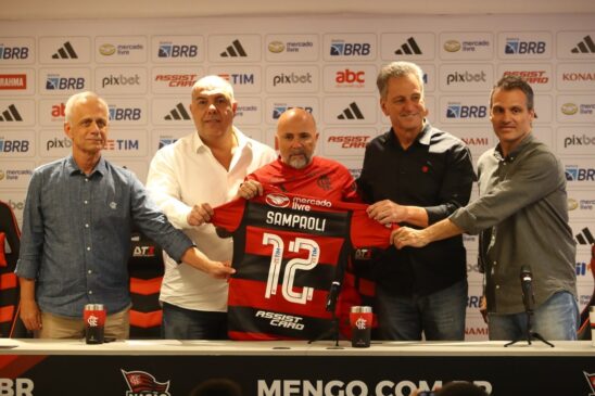 Sampaoli é apresentado como novo treinador do Flamengo, com a presença de Landim e Marcos Braz