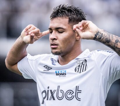 Pelo Santos, o jogador atuou em 168 jogos, com 54 gols e 11 assistências