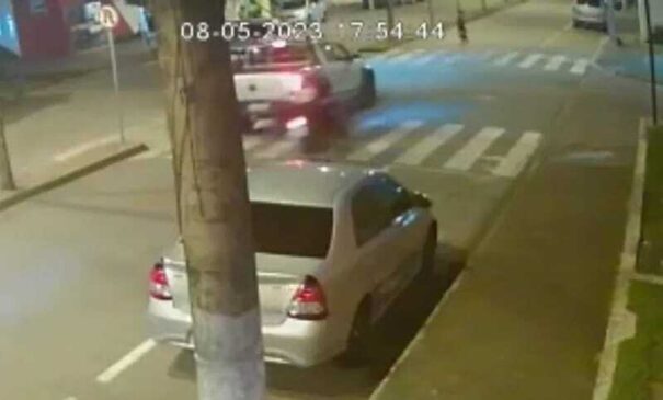 Em vídeo gravado por uma câmera de monitoramento na avenida, é possível ver o momento do atropelamento