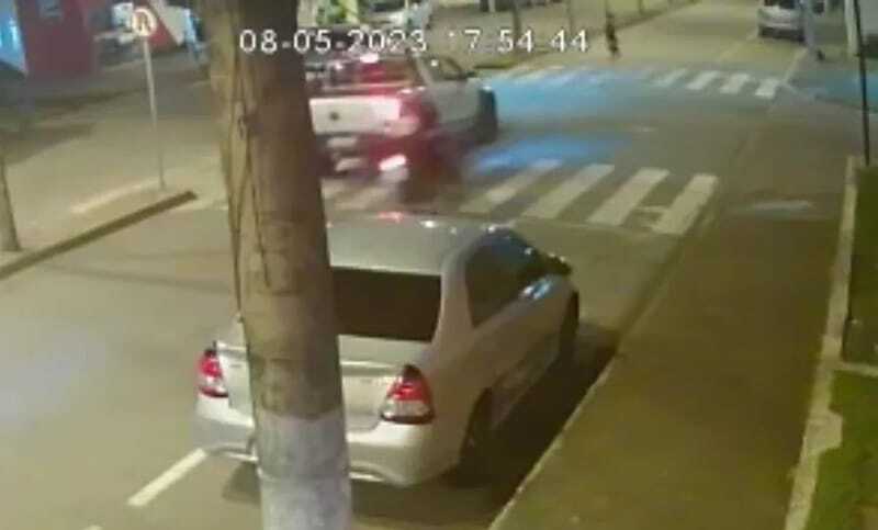 Em vídeo gravado por uma câmera de monitoramento na avenida, é possível ver o momento do atropelamento