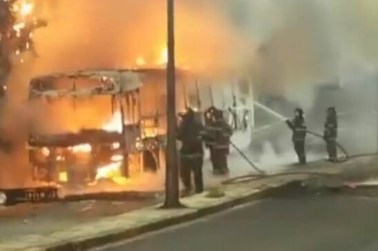 Um grupo de manifestantes incendiou um ônibus, neste domingo (7), em protesto contra a morte de um morador da comunidade Vila Flórida, em Guarulhos.