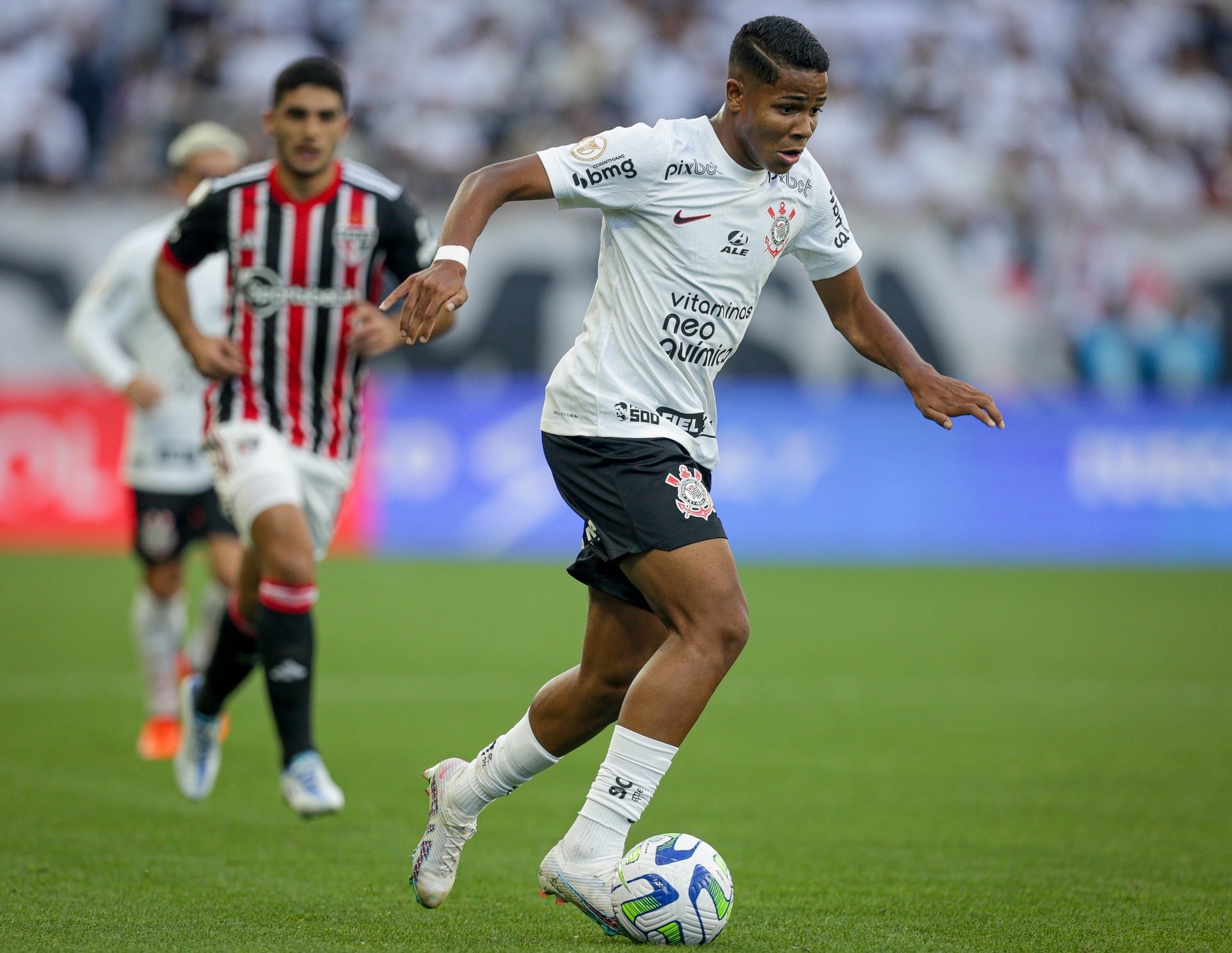 Com o resultado, o Corinthians chegou aos cinco pontos e permanece na 16ª colocação do Campeonato Brasileiro. O São Paulo tem nove e aparece em 10°