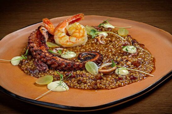 Arroz com polvo e camarão, um dos pratos servidos no Chef's no Motel