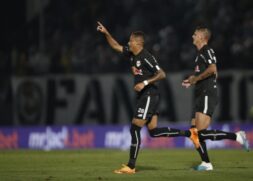 Vitinho, do Bragantino, comemora após marcar contra o Santos, pelo Brasileirão