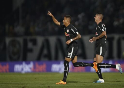 Vitinho, do Bragantino, comemora após marcar contra o Santos, pelo Brasileirão