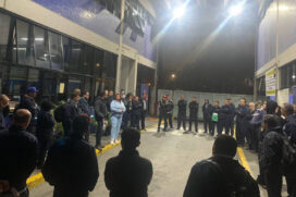 Trabalhadores reunidos em garagem da viação Gato Preto, na zona oeste; funcionários de nove empresas aderiram à paralisação desta segunda (29)