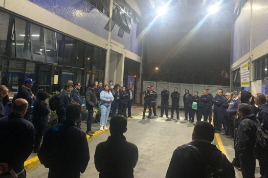 Trabalhadores reunidos em garagem da viação Gato Preto, na zona oeste; funcionários de nove empresas aderiram à paralisação desta segunda (29)