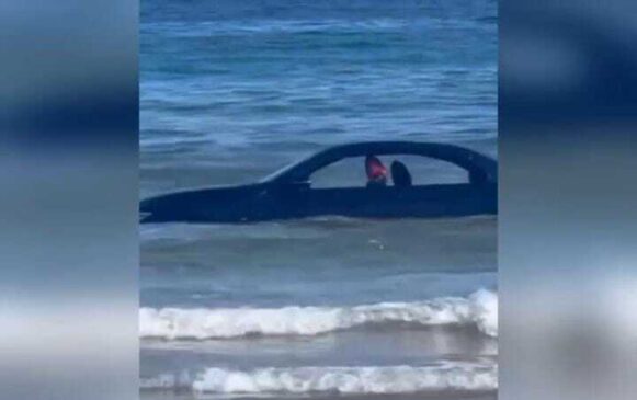 Carro apareceu misteriosamente dentro do mar