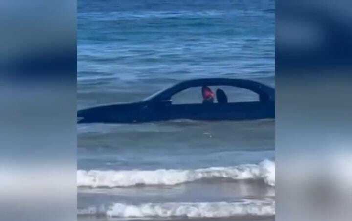 Carro apareceu misteriosamente dentro do mar