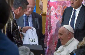 Rogério Santos presenteia Papa Francisco com camisa do Santos
