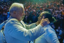 Presidente Luiz Inácio Lula da Silva (PT) se emocionou nessa quinta-feira (11) após uma mulher da plateia se ajoelhar em sua frente e dizer que o povo