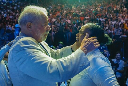 Presidente Luiz Inácio Lula da Silva (PT) se emocionou nessa quinta-feira (11) após uma mulher da plateia se ajoelhar em sua frente e dizer que o povo
