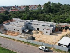 O novo Pronto Socorro Municipal será um prédio amplo e moderno e está́ sendo construído na Perimetral Mário Covas, segundo informações da Prefeitura
