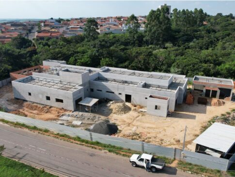 O novo Pronto Socorro Municipal será um prédio amplo e moderno e está́ sendo construído na Perimetral Mário Covas, segundo informações da Prefeitura