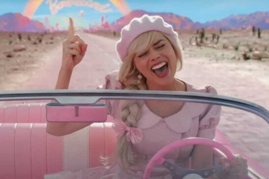 Barbie, vivida por Margot Robbie, está passando por dificuldades depois de expressar pensamentos nada comuns para uma boneca.