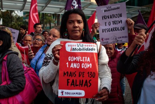 Grupo se manifestou contra as falhas da ViaMobilidade nesta semana