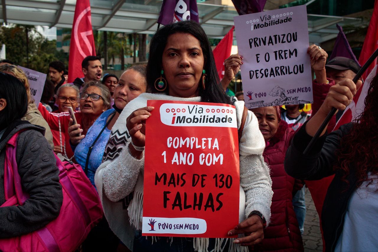 Grupo se manifestou contra as falhas da ViaMobilidade nesta semana