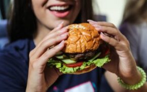 Dia Mundial do Hamburguer é celebrado nesta sexta-feira (25); lanche foi criado na Alemanha
