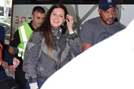 Lana Del Rey atende fãs ao desembarcar no aeroporto Santos Dumont no Rio de Janeiro.