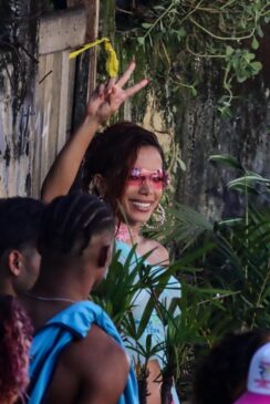 Anitta grava clipe em uma comunidade na Zona Oeste do Rio de Janeiro.