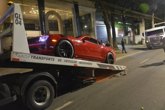 Carro apreendido durante operação na avenida Europa, em São Paulo