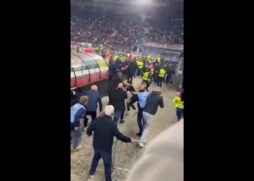 Jogadores do West Ham foram confrontar ultras