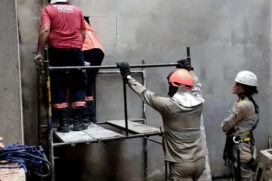 Para retirar a vítima do local, os bombeiros precisaram quebrar uma parede e usar uma escada de 10 metros