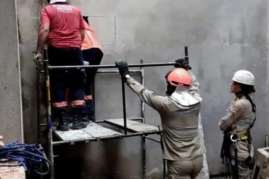 Para retirar a vítima do local, os bombeiros precisaram quebrar uma parede e usar uma escada de 10 metros