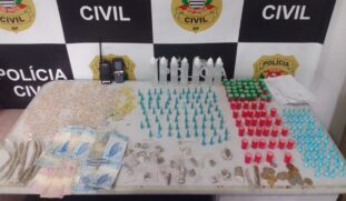 Os materiais completos foram apreendidos e entregues ao Instituto de Perícia Criminal para elaboração dos laudos técnicos.