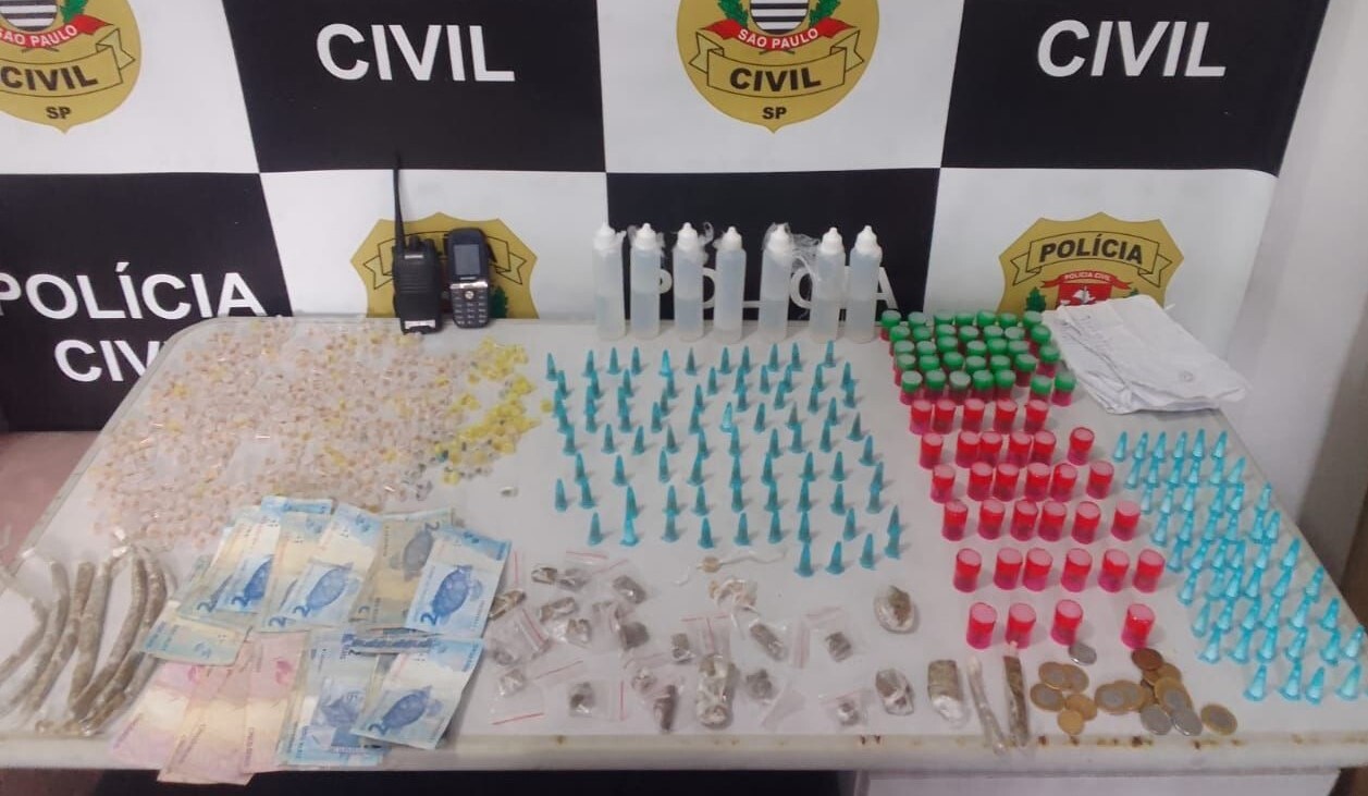 Os materiais completos foram apreendidos e entregues ao Instituto de Perícia Criminal para elaboração dos laudos técnicos.