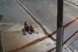 Um vídeo de uma câmera de segurança mostra um momento em que uma mulher atravessa uma rua em Osasco, na Grande São Paulo, e é abordada por um homem, que lhe aplica um mata-leão